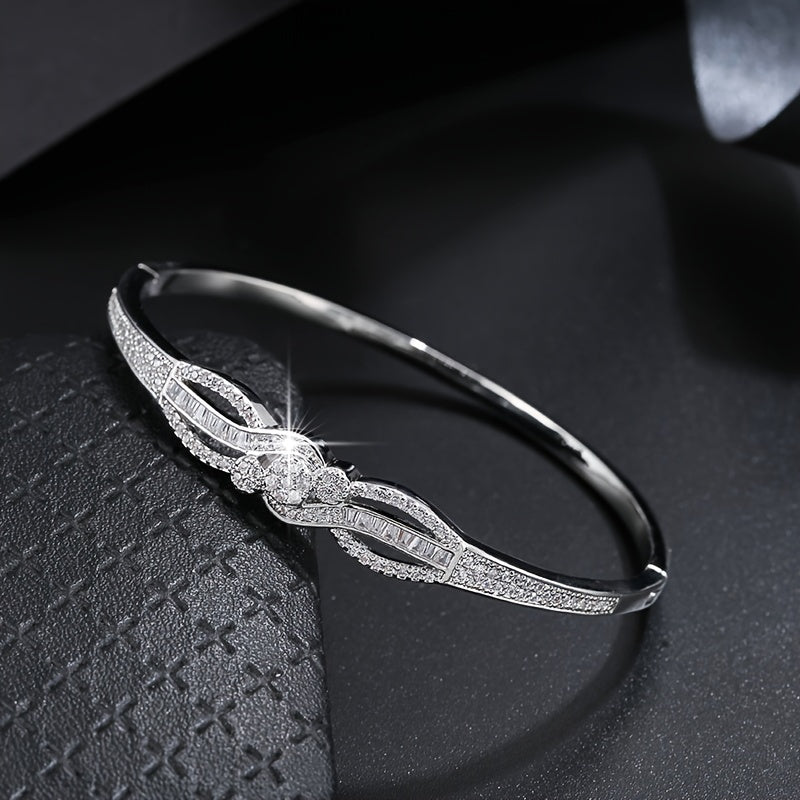 Women's Elegant Golden-Tone Bracelet - Interlocking Loop Design with Sparkling Accent Stones, Everyday & Party Jewelry for Formal Casual Outfits - Year-Round Luxury Accessory, Synthetic Zirconia Stone Embellishments, Highend